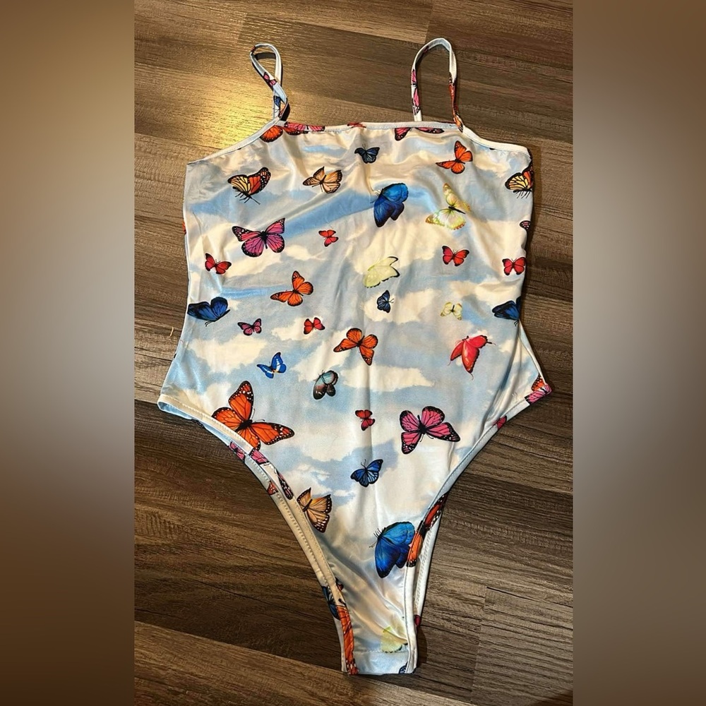 🦋Gorgeous One Piece, Size M but fits like a large🦋